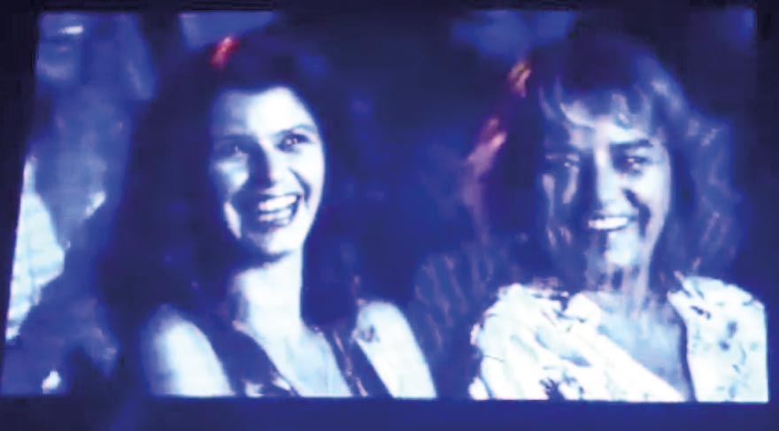  Beren Saat, konser boyunca eşinin şarkılarına annesiyle birlikte eşlik etti. 