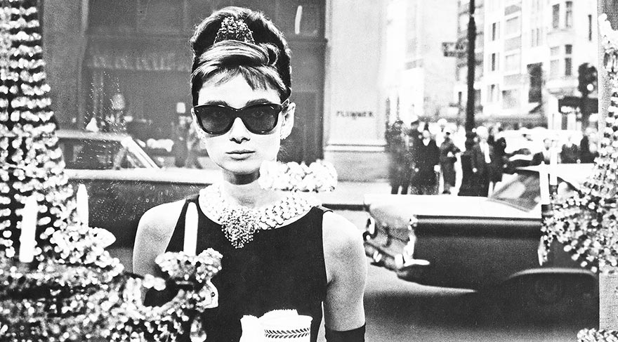 Audrey Hepburn, Tiffany'de Kahvaltı filminde giydiği Givenchy siyah elbisesi ile...