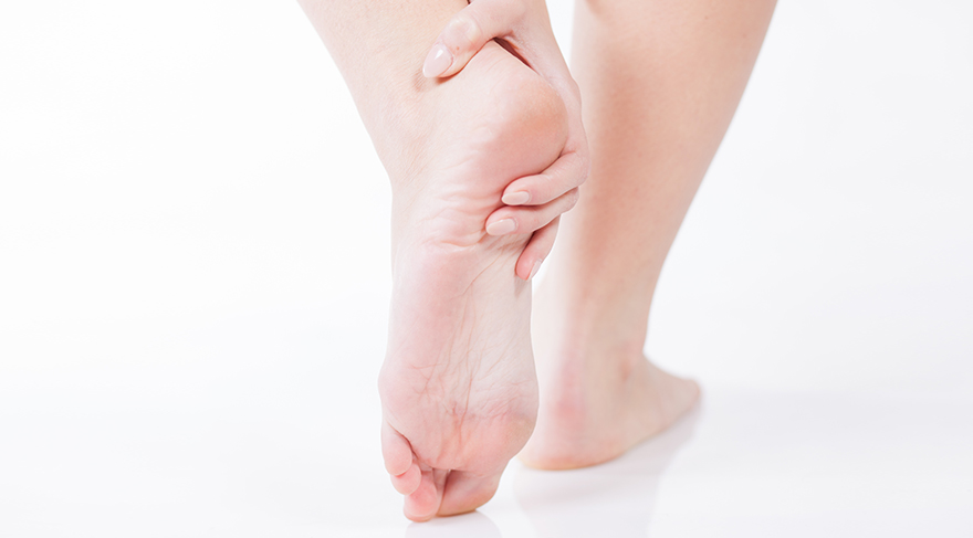 Topuk dikeni tedavisinde ilaç, fizik tedavi, egzersizler, ortopedik tabanlık ile %90 oranında bir iyileşme sağlanır.