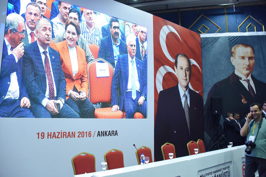 FOTO: Zekeriya ALBAYRAK / SÖZCÜ - Kongrede Bahçeli'nin dev fotoğrafı da açıldı.