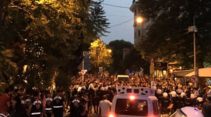 Cihangir'de plakçı basan grubu protesto etmek isteyenlere polis müdahalesi