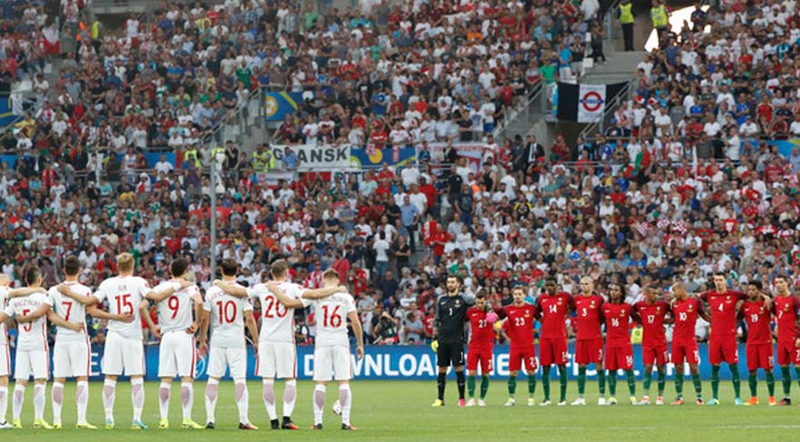 Foto: REUTERS Polonya-Portekiz maçının başlama düdüğü öncesi, iki takım İstanbul'daki patlamada hayatını kaybedenler için saygı duruşunda bulundu