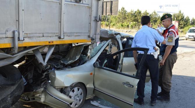 Ankara'da feci kaza: TIR'a çarpan otomobildeki 3 kişi öldü