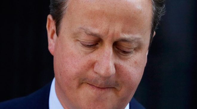 FOTO: REUTERS/ Britanya'nın AB'den ayrılma kararı verdiği referandum sonrası İngiltere Başbakanı David Cameron, görevinden istifa edeceğini açıkladı. Cameron, liderliğini yürüttüğü Muhafazakâr Parti'nin Ekim ayındaki Kongresi'ne kadar Başbakanlık görevine devam edeceğini belirtti.