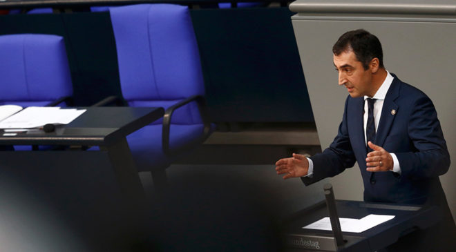 FOTO: REUTERS/ Görüşmeler sırasında Alman Yeşiller Partisi Eşbaşkanı Cem Özdemir bir konuşma yaptı.