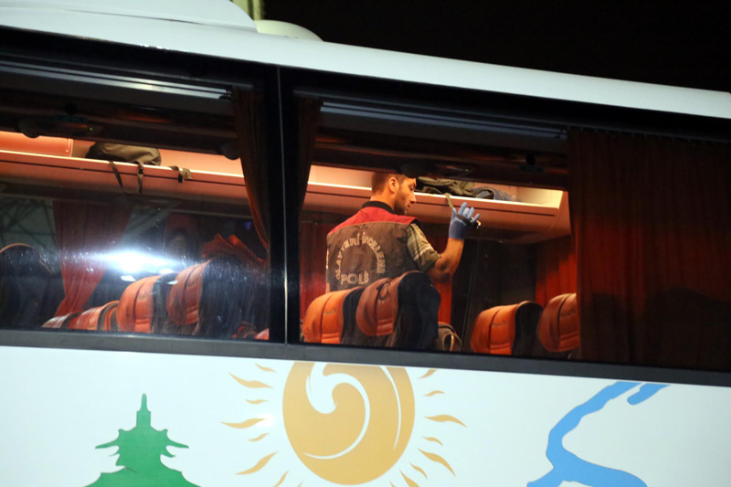 FOTO:DHA - Olay yerine gelen polis cesedi adli tıp morguna kaldırdı.