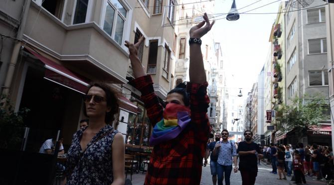 Taksim&#39;de LGBTİ üyelerine polis müdahalesi (geniş haber)