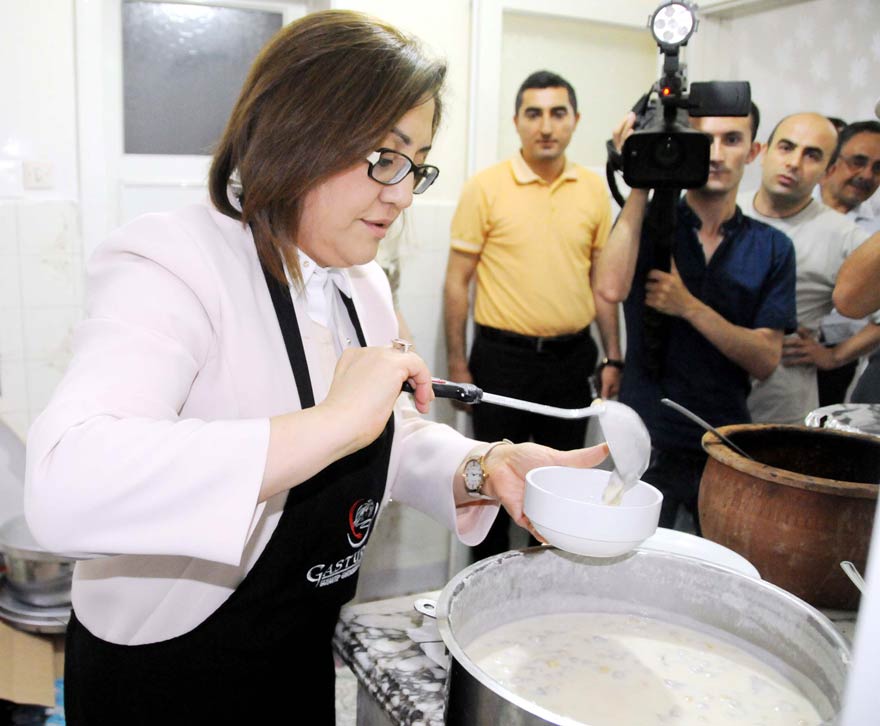 FOTO: DHA / Çorbalar büyük kazanlarla hazırlanmış