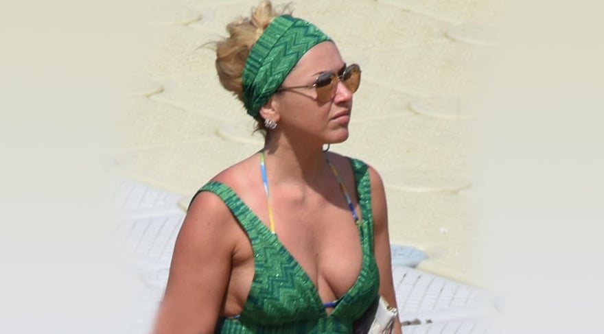 Hadise'nin teftiş kıyafeti