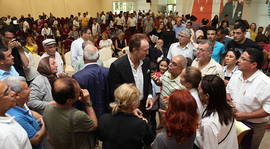 Ertuğrul Akbay, Mersin’de 2 saati aşan bir konuşma yaptı, büyük alkış aldı.