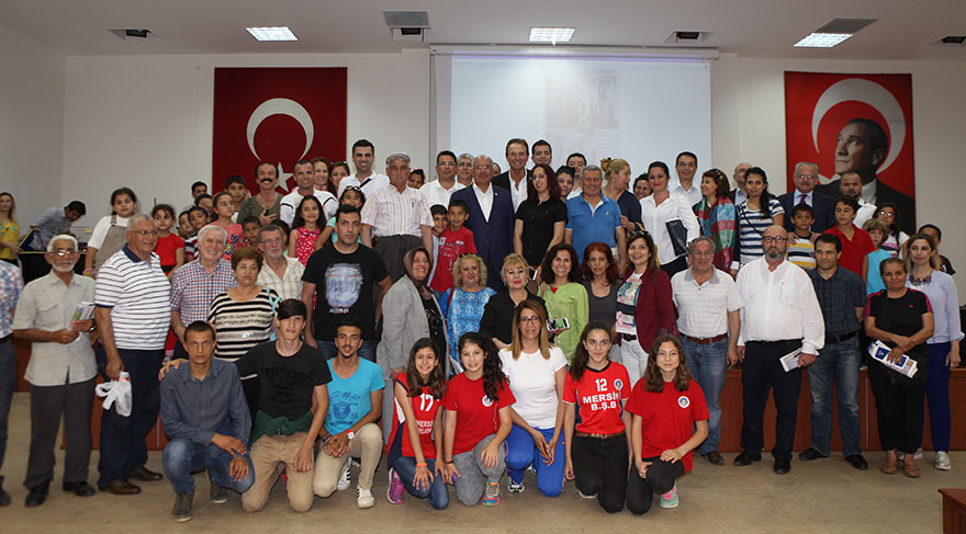 Sunuma katılan bazı Mersinliler, Akbay’la hatıra fotoğrafı çektirdi.