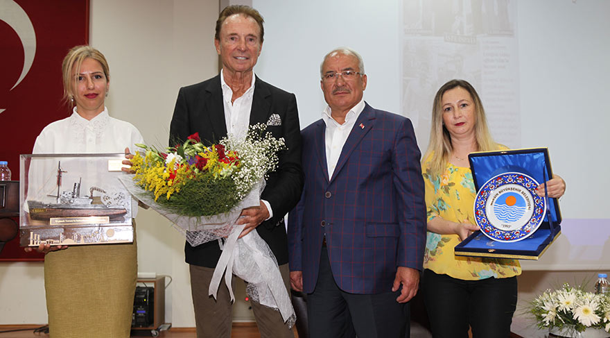 Mersin’in sevilen ve başarılı Belediye Başkanı Burhanettin Kocamaz, Ertuğrul Akbay’a kenti simgeleyen hediyeler verdi, teşekkür etti...