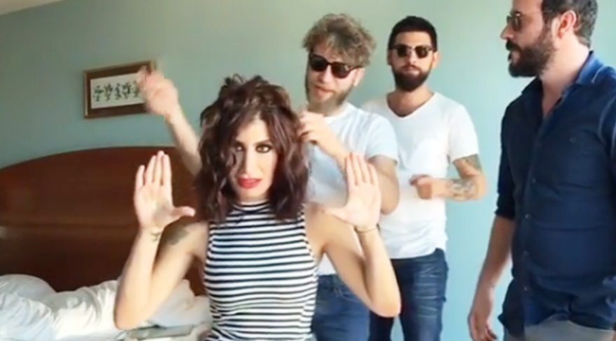 İrem Derici'den otel odasında özel konser