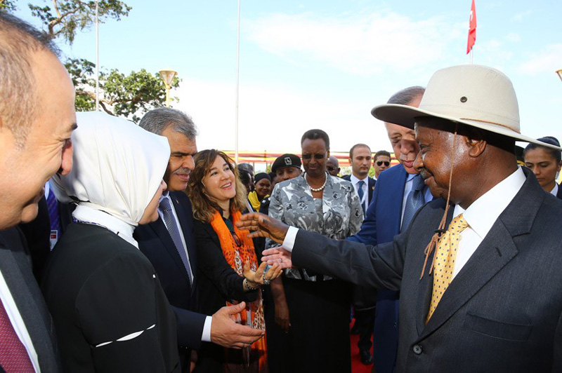 FOTO:DHA - Yoweri Museveni kabine üyeleriyle de tokalaştı.