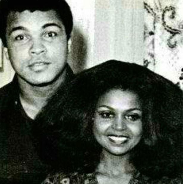 İngiliz The Mirror'ın pazar gazetesi Sunday Times'ın yayınladığı bu fotoğrafta, Muhammed Ali, Barbara Mensah ile birlikte...