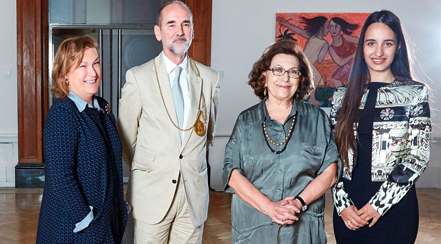 Sabancı Holding Başkanı Güler Sabancı (solda), Royal Akademi Direktörü Christopher Le Brun ve Sabancı Müzesi Müdürü Dr. Nazan Ölçer, ‘Sakıp Sabancı’nın Portresi’ni tanıttı. 