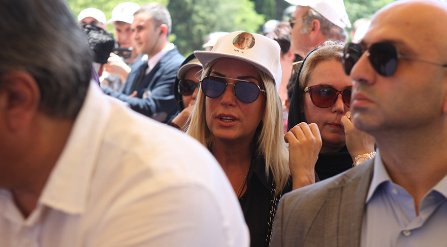 FOTO: Mustafa KIZGINYÜREK- Saba Tümer de cenazeye katıldı.