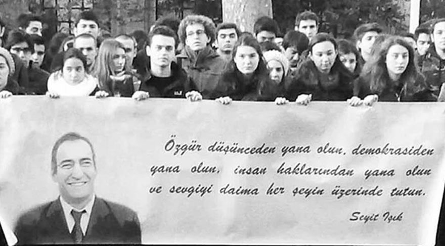 İstanbul Erkek Lisesi öğrencileri öğretmenleri Seyit Işık için eylemde...