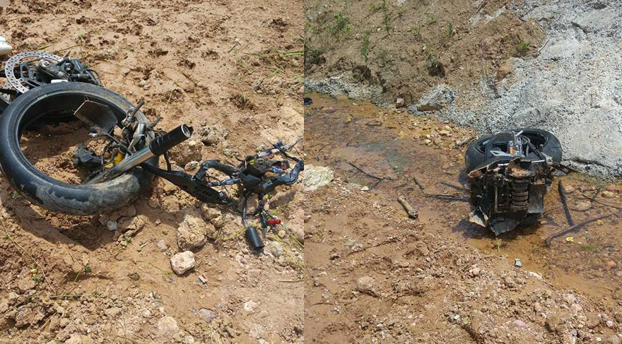 FOTO: İHA / Selimoğlu'nun kullandığı motosikletten geriye kalan bu parçalar kazanın şiddetini gözler önüne serdi.