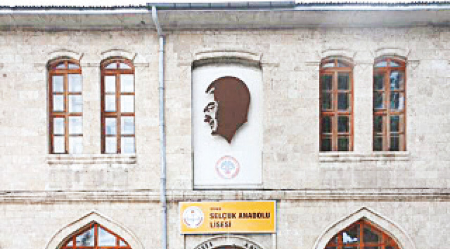 BÖYLEYDİ Okulun girişindeki Atatürk’ün “Ne Mutlu Türküm Diyene” ile “Hürriyet ve İstiklal Benim Karakterimdir” sözlerinin yazılı olduğu tabelalar kaldırılmıştı. 