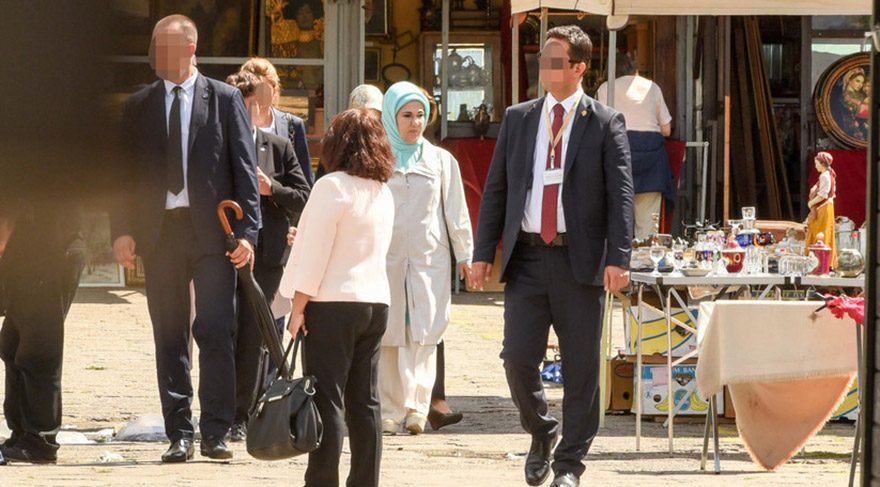 KORUMALARI DA YANINDAYDI Emine Hanım’a, antika pazarındaki alışverişi sırasında Polonyalı ve Türk korumalar da eşlik etti. 