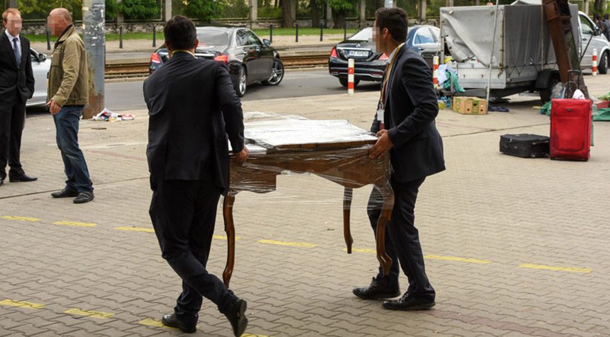 Korumalar, antika ürünleri tek tek araca taşıdı. 