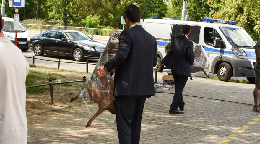 Satın alınan antikalar arasında sandalye de var.