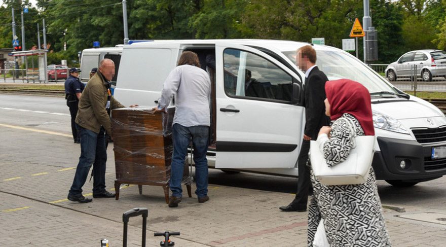 Görevliler, şifonyeri güçlükle araca sığdırdı...