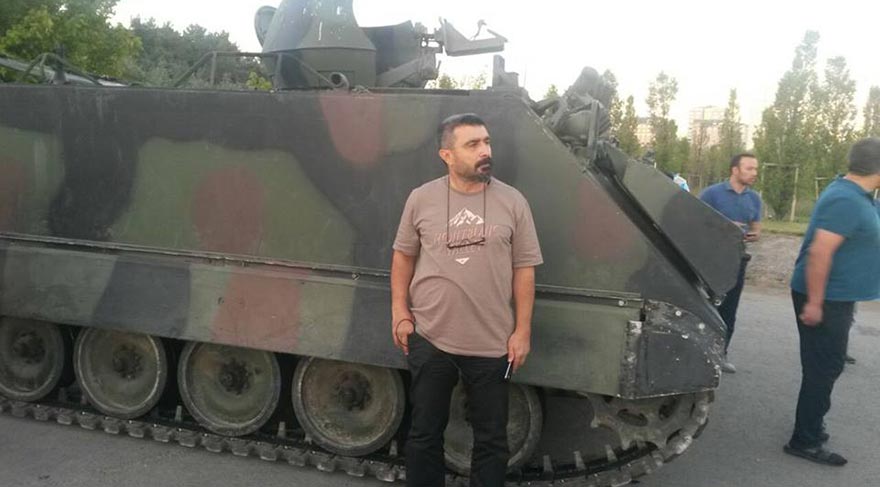 Mustafa Önsel, wwww16 Temmuz sabahı paylaştığı fotoğrafın altına şu notu düştü: Jandarma’nın önünde katillerin kullandığı ZPT ele geçti.