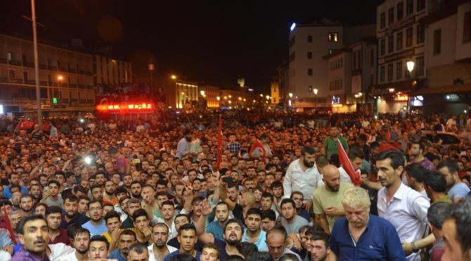 Konya, Aksaray ve Karaman&#39;da halk darbe girişimine karşı meydanlarda toplandı