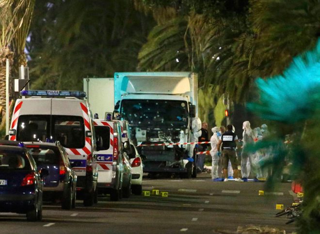 Reuters haber ajansı, Nice'teki korkunç saldırıda kullanılan kamyonun olay yerindeki fotoğrafını servis etti.