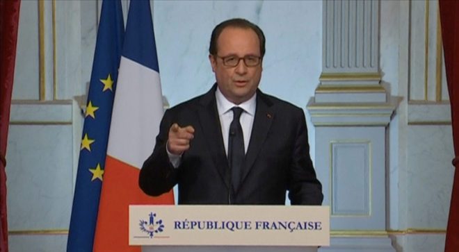 FOTO: REUTERS/ Saldırı sonrası Paris'e gelen ve Başbakan Manuel Valls ve kabine üyeleri ile bir kriz toplantısı yapan Hollande, daha sonra Elysee Sarayı'ndan Fransız halkına seslendi. 