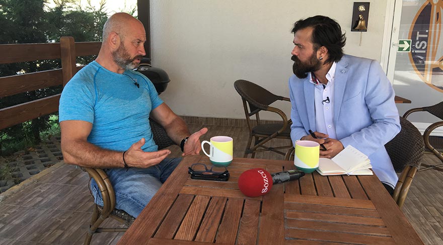 ‘ONLAR, O RÜTBELERİ DE MAKAMLARI DA HAK ETMİYOR’ Emekli Kurmay Albay Ali Türkşen, Bora Erdin’in sorularını yanıtladı. Türkşen, “Darbeci hainlere rütbeleriyle hitap etmemek gerek. Çünkü bu rütbe ve makamları hak etmiyorlar” dedi. Türkşen, adil şekilde yargılanma ve hukukun altını çizdi. 