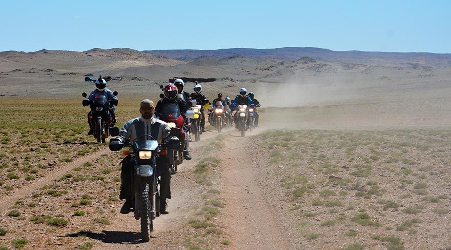 Atalarımızın diyarı Moğolistan’ın uçsuz bucaksız çayırlarını, çöllerini 12 motosikletli arkadaş geziyoruz.