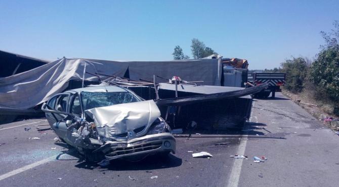 Lastiği Patlayan TIR, Zincirleme Kazaya Neden Oldu: 7 Yaralı - Sözcü