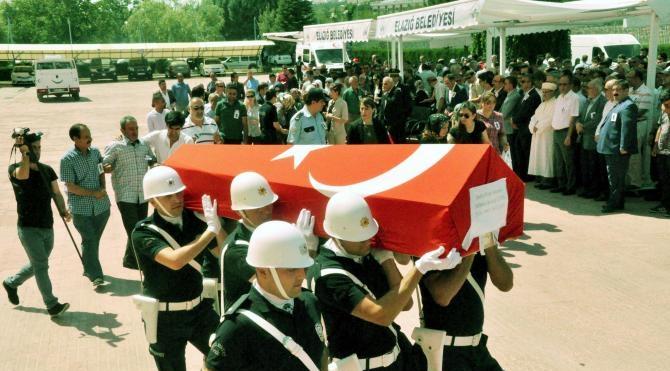 Darbe girişiminde şehit olan polis Elazığ&#39;da toprağa verildi