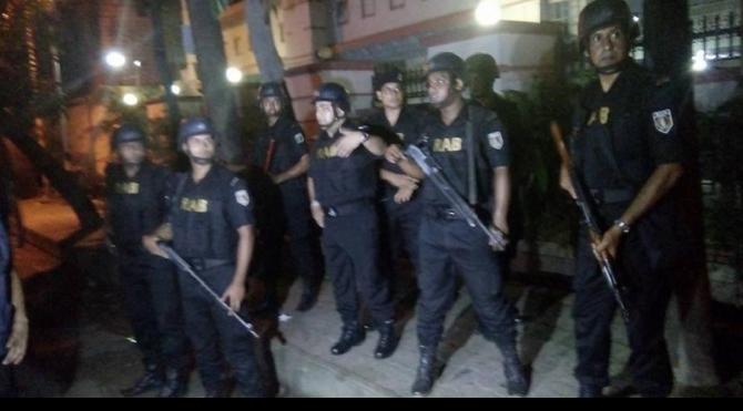 Dakka'da restoran baskını! Rehineler var