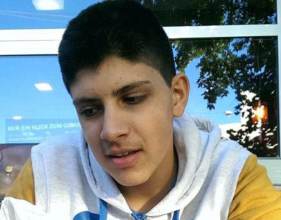 İngiliz Daily Mail gazetesi saldırı düzenleyen 18 yaşındaki gencin ismini Ali David Sonboly olarak açıkladı ve resmini paylaştı.