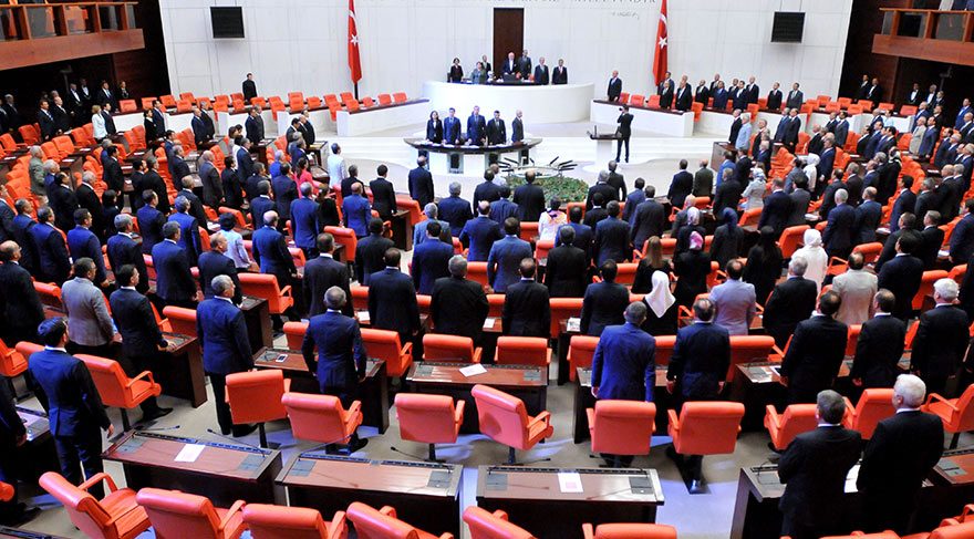 Foto: SÖZCÜ Oturum sırasında saygı duruşunda bulunuldu ve İstiklal Marşı okundu