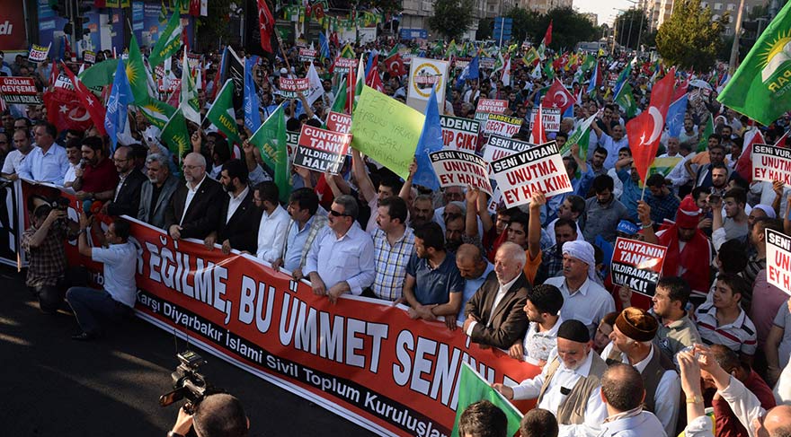 Diyarbakır'da bazı siyasi partiler ile sivil toplum kuruluşları İstasyon Meydanı'nda düzenlenen mitingle darbe girişimini protesto etti. Protestocular Türk bayrakları taşıyıp, tekbir getirdi. 