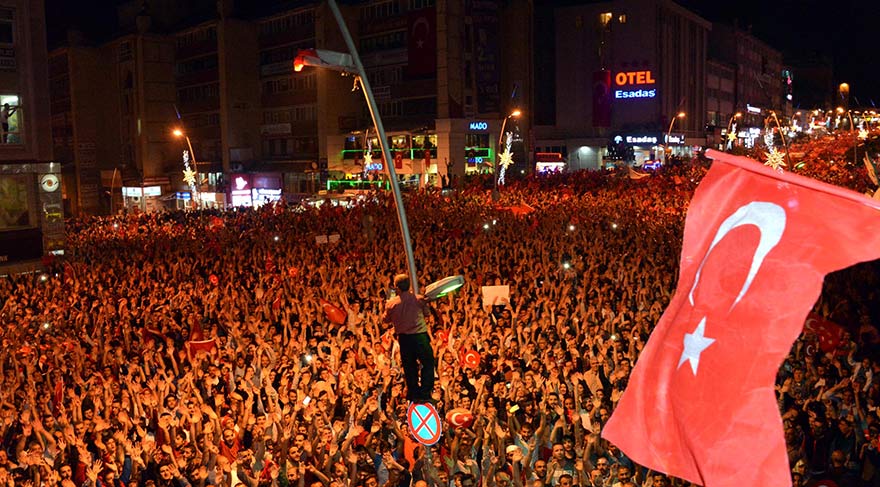 Türk Silahlı Kuvvetleri'nde bir grubun darbe girişiminin önlenmesinin ardından Erzurum'da düzenlenen 'bayrak yürüyüşü'ne katılan binlerce Erzurumlu, polisevi önünde saatlerce demokrasi nöbeti tuttu. 