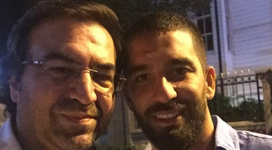 A Milli Takım Kaptanı Arda Turan, demokrasi mitingine, Cumhurbaşkanı Erdoğan'ın Kısıklı'daki evinin önüne gelerek destekte bulundu.