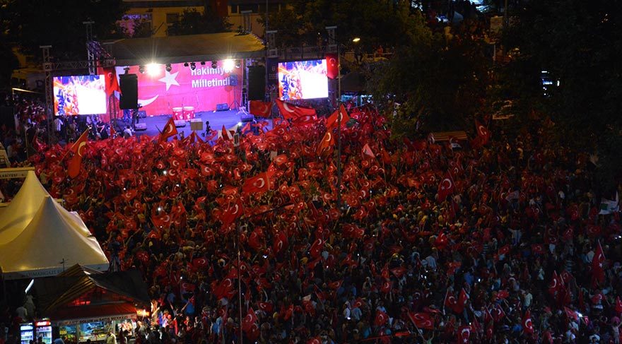 Bursa’da on binlerce vatandaş demokrasi nöbetine devam etti.