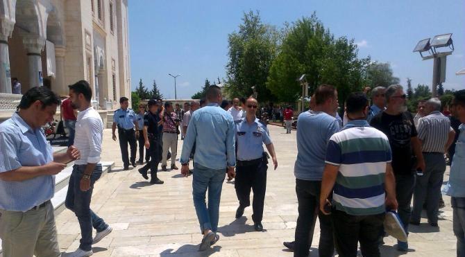 Adana'da cuma namazında canlı bomba alarmı