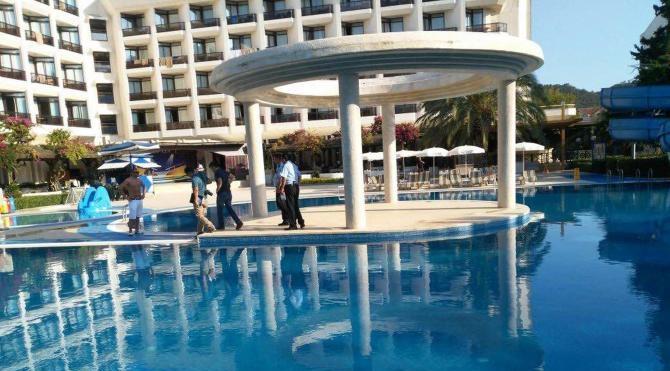 Otel havuzunda vakum borusuna ayağı sıkışan çocuk boğuldu