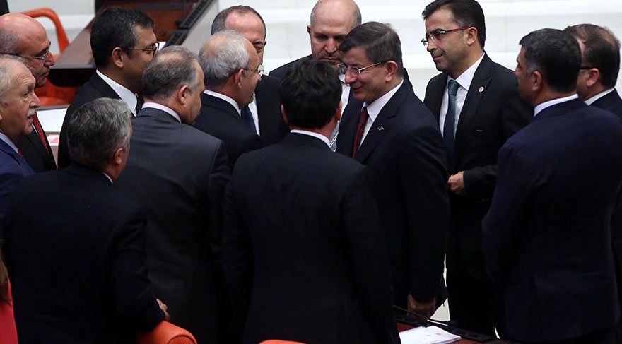 Foto: SÖZCÜ Eski Başbakan Ahmet Davutoğlu'nun Meclis'e girişi sırasında alkışlayanlar oldu. 
