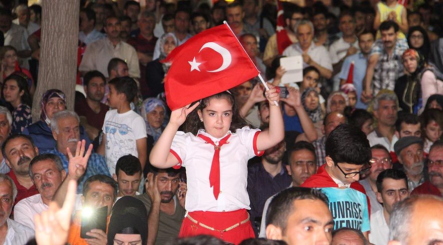 Elazığ’da darbe girişimine karşı meydanları boş bırakmayan vatandaşlar, 15 Temmuz akşamı başlatılan demokrasi nöbetine devam ediyor.