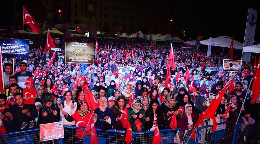 Demokrasi nöbetleri, Eskişehir’de 7. gecesinde de devam ediyor.
