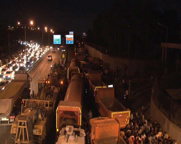 İstanbul'da askeri hareketlilik iddiaları üzerine Hasdal Kışlası'nın önüne çok sayıda vatandaş akın etti. Askeriye giriş çıkışları kapatıldı.