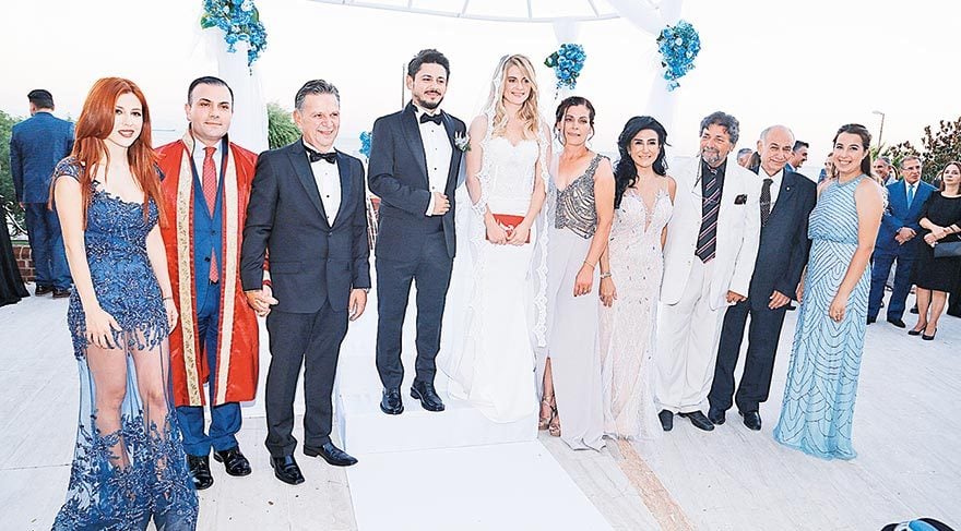 (Soldan sağa) Naz Katırcıoğlu, nikah memuru,  Prof. Dr. Sami Katırcıoğlu, Sedat Katırcıoğlu, Dilara Geridönmez, Emine Geridönmez, Melda Katırcıoğlu,  Avukat Tarık Haktan, Tuncay Çaylı, Kübra Yazıcı 